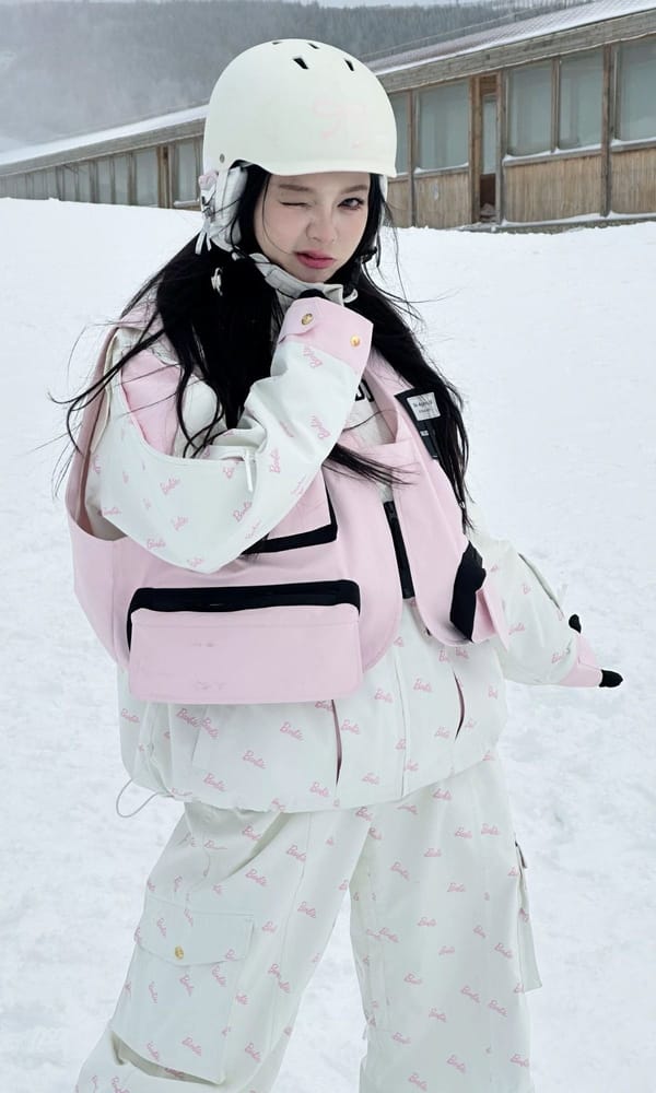 芭比联名白色印花滑雪套装（配粉色马甲）